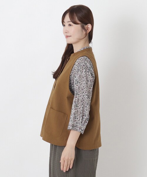 one'sterrace(ワンズテラス)の「麻綿 スタンドカラー 裾カーブ入りベスト(ベスト・レディース・カーキ系5/ダークブラウン系8・02)」の4枚目の写真