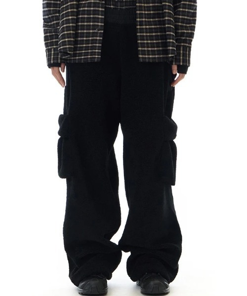 GRVRGROVE(グローブ)の「VIOLA CARGO FLEECE PANTS(その他パンツ・レディース・クリーム/ブラック・SMALL/MEDIUM)」の2枚目の写真