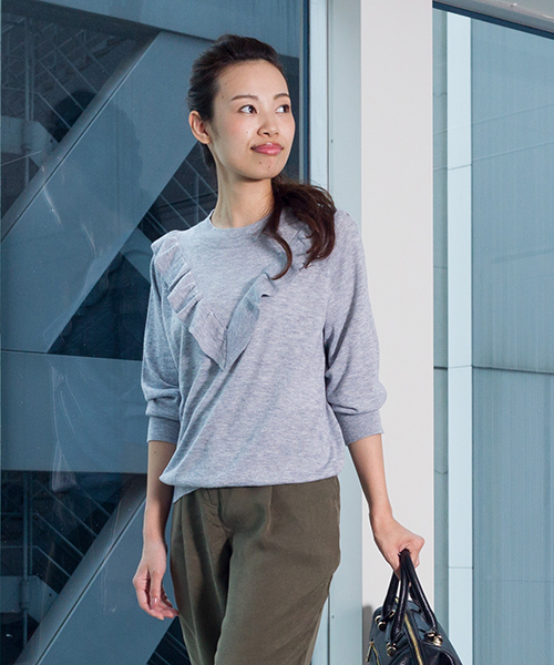 NATURAL BEAUTY BASIC（ナチュラルビューティーベーシック）の「フリルニット（ニット/セーター・レディース・ダークベージュ/ブラック/グレー・MEDIUM）」の3枚目の写真