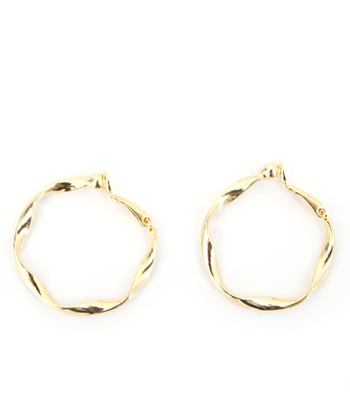 colleca la（コレカラ）の「ねじりフープイヤリング（イヤリング・レディース・シルバー/ゴールド・ﾌﾘ-）」の3枚目の写真