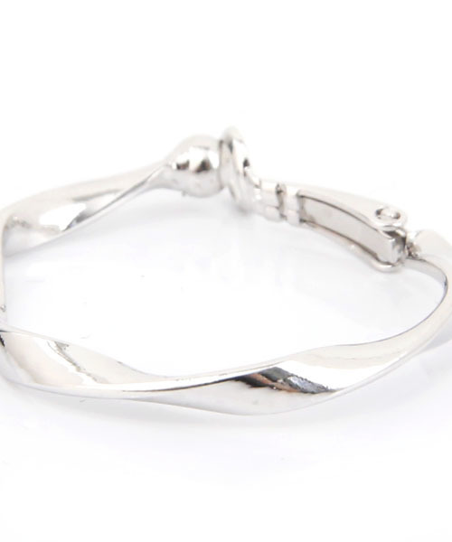 colleca la（コレカラ）の「ねじりフープイヤリング（イヤリング・レディース・シルバー/ゴールド・ﾌﾘ-）」の6枚目の写真