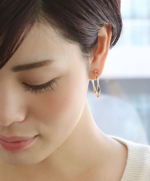 colleca la（コレカラ）の「ねじりフープイヤリング（イヤリング・レディース・シルバー/ゴールド・ﾌﾘ-）」の7枚目の写真