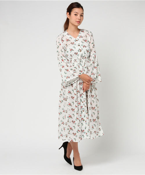 MERLOT（メルロー）の「フラワープリント袖フレアロングワンピース 4891（ワンピース・レディース・ホワイト/ネイビー・FREE）」の3枚目の写真