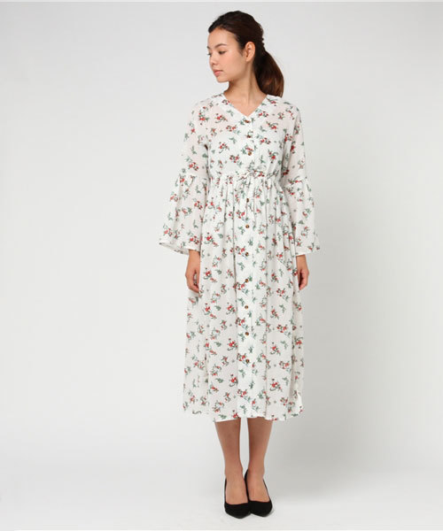 MERLOT（メルロー）の「フラワープリント袖フレアロングワンピース 4891（ワンピース・レディース・ホワイト/ネイビー・FREE）」の4枚目の写真