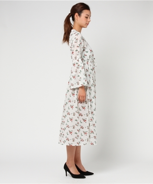 MERLOT（メルロー）の「フラワープリント袖フレアロングワンピース 4891（ワンピース・レディース・ホワイト/ネイビー・FREE）」の5枚目の写真