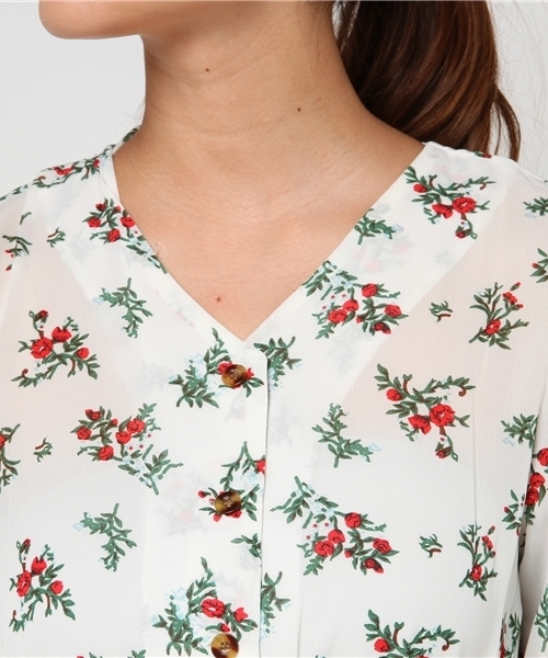 MERLOT（メルロー）の「フラワープリント袖フレアロングワンピース 4891（ワンピース・レディース・ホワイト/ネイビー・FREE）」の7枚目の写真