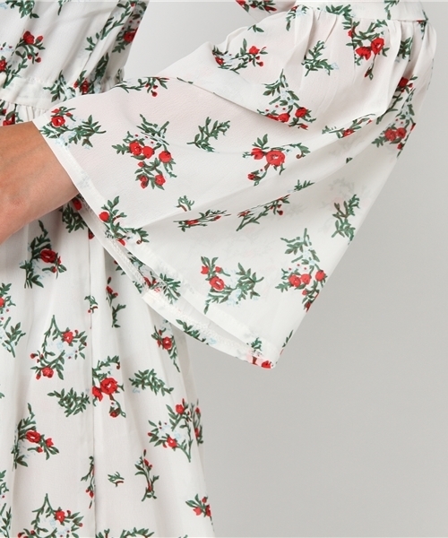 MERLOT（メルロー）の「フラワープリント袖フレアロングワンピース 4891（ワンピース・レディース・ホワイト/ネイビー・FREE）」の8枚目の写真