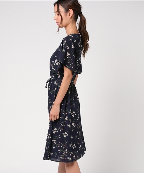 LBC（エルビーシー）の「プリント前開きワンピース                     （ワンピース・レディース・マスタード/ネイビー/ベージュ・LARGE/MEDIUM）」の7枚目の写真