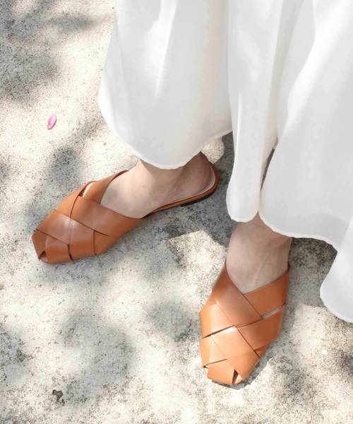 MODE ROBE(モードローブ)の「クロスフラットサンダル(サンダル・レディース・アイボリー/ブラック/ブラウン/ベージュ・22.5/23/23.5/24/24.5/25)」の3枚目の写真