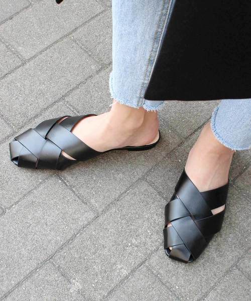 MODE ROBE(モードローブ)の「クロスフラットサンダル(サンダル・レディース・アイボリー/ブラック/ブラウン/ベージュ・22.5/23/23.5/24/24.5/25)」の2枚目の写真