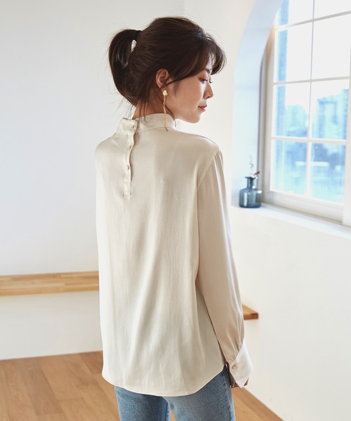 by muni:r（バイ ムニール）の「バンドカラー パフ袖 サテンブラウス（シャツ/ブラウス・レディース・ブラック/アイボリー・FREE）」の15枚目の写真