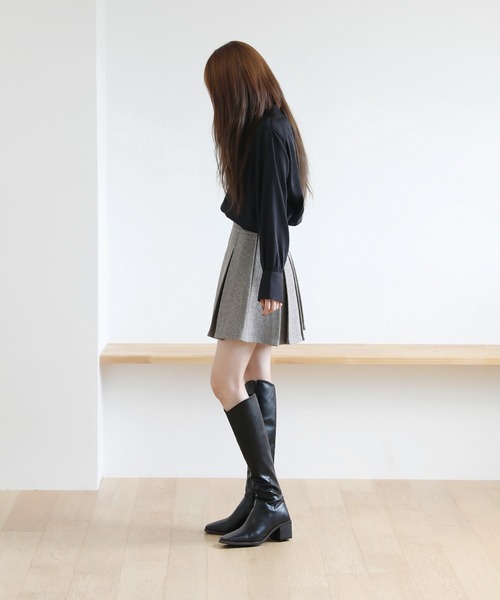 by muni:r（バイ ムニール）の「バンドカラー パフ袖 サテンブラウス（シャツ/ブラウス・レディース・ブラック/アイボリー・FREE）」の6枚目の写真