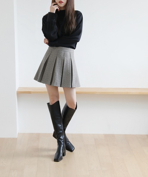 by muni:r（バイ ムニール）の「バンドカラー パフ袖 サテンブラウス（シャツ/ブラウス・レディース・ブラック/アイボリー・FREE）」の9枚目の写真