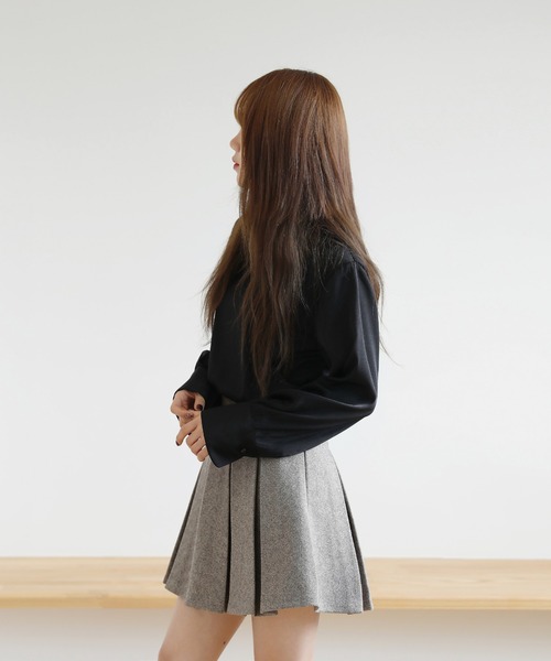 by muni:r（バイ ムニール）の「バンドカラー パフ袖 サテンブラウス（シャツ/ブラウス・レディース・ブラック/アイボリー・FREE）」の4枚目の写真