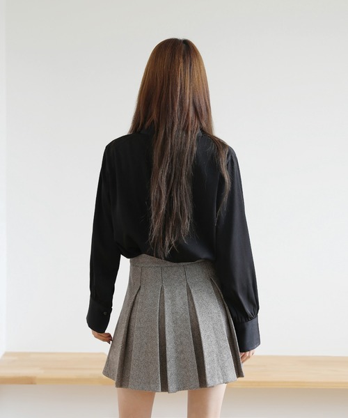 by muni:r（バイ ムニール）の「バンドカラー パフ袖 サテンブラウス（シャツ/ブラウス・レディース・ブラック/アイボリー・FREE）」の5枚目の写真
