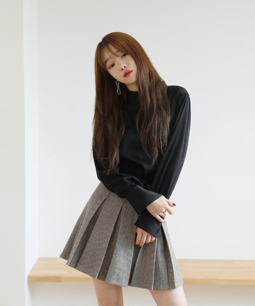 by muni:r（バイ ムニール）の「バンドカラー パフ袖 サテンブラウス（シャツ/ブラウス・レディース・ブラック/アイボリー・FREE）」の3枚目の写真