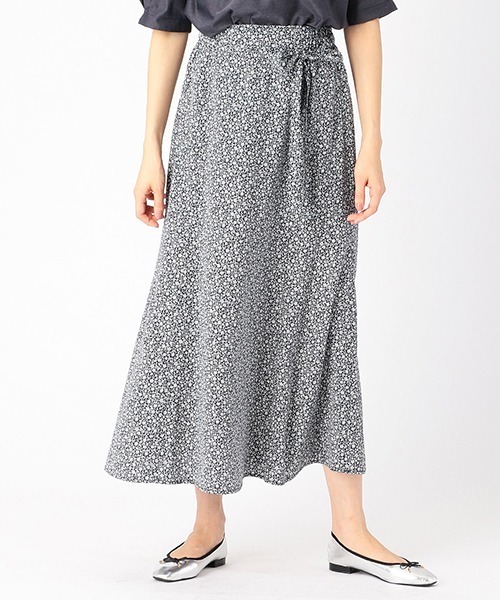 COMME CA ISM（コムサイズム）の「小花柄 ロング フレアスカート（スカート・レディース・ネイビー/カーキ・SMALL/MEDIUM/LARGE）」の2枚目の写真