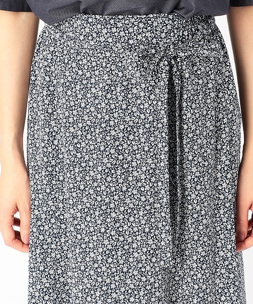 COMME CA ISM（コムサイズム）の「小花柄 ロング フレアスカート（スカート・レディース・ネイビー/カーキ・SMALL/MEDIUM/LARGE）」の7枚目の写真