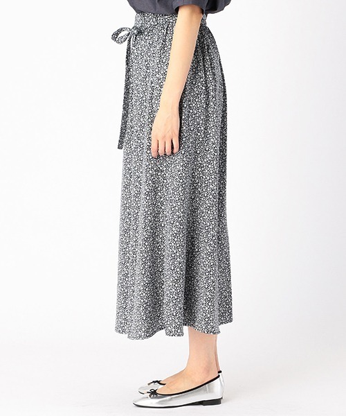 COMME CA ISM（コムサイズム）の「小花柄 ロング フレアスカート（スカート・レディース・ネイビー/カーキ・SMALL/MEDIUM/LARGE）」の5枚目の写真