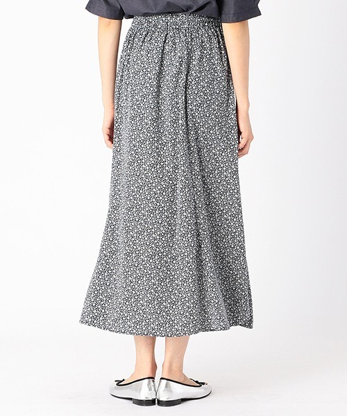 COMME CA ISM（コムサイズム）の「小花柄 ロング フレアスカート（スカート・レディース・ネイビー/カーキ・SMALL/MEDIUM/LARGE）」の6枚目の写真