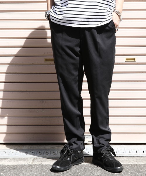 Air Tokyo（エアートウキョー）の「裾 ベルト 2WAY タック ワイドパンツ（その他パンツ・メンズ・ホワイト/ブラック/グレイッシュベージュ・MEDIUM/LARGE）」の2枚目の写真