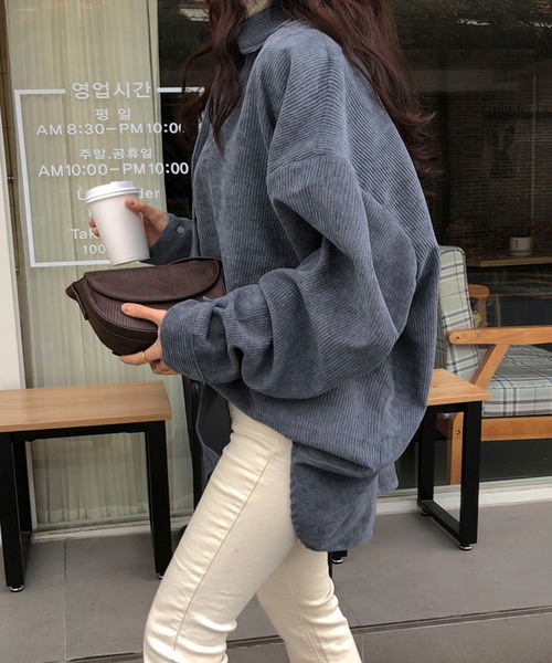 aimoha(アイモハ)の「コーデュロイ シンプルオーバーシャツ(シャツ/ブラウス・レディース・ブルー/ベージュ/グレー・FREE)」の15枚目の写真