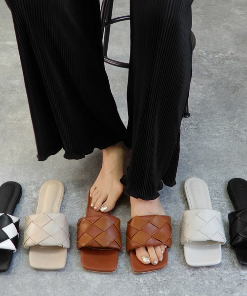 alala(アララ)の「ボリュームメッシュのスクエアフラットサンダル(サンダル・レディース・ブラック/アイボリー/ブラック×ホワイト/ブラウン系/ベージュ系・LL/S/M/L)」の4枚目の写真