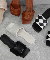 ボリュームメッシュのスクエアフラットサンダル