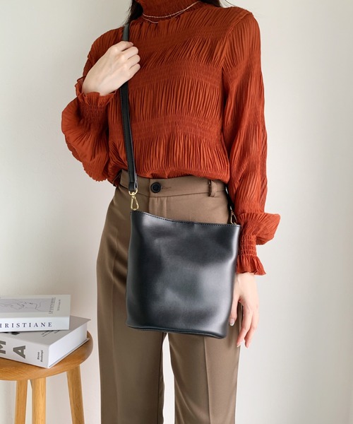 CLEA(クレア)の「2WAYバケツミドルショルダー(ショルダーバッグ・レディース・ブラック/ブラウン/ベージュ/ホワイト・FREE)」の6枚目の写真