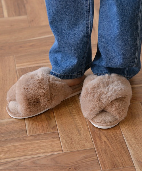 Monocoro toppi（モノコロトッピ）の「クロスバンド ファー もこもこ ルームシューズ サンダル（サンダル・レディース・グレー/アイボリー/モカ/ブルー/ピンク/キャメル・フリー）」の6枚目の写真