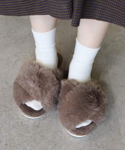 Monocoro toppi（モノコロトッピ）の「クロスバンド ファー もこもこ ルームシューズ サンダル（サンダル・レディース・グレー/アイボリー/モカ/ブルー/ピンク/キャメル・フリー）」の3枚目の写真