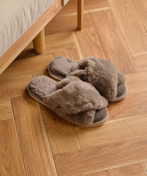 Monocoro toppi（モノコロトッピ）の「クロスバンド ファー もこもこ ルームシューズ サンダル（サンダル・レディース・グレー/アイボリー/モカ/ブルー/ピンク/キャメル・フリー）」の5枚目の写真