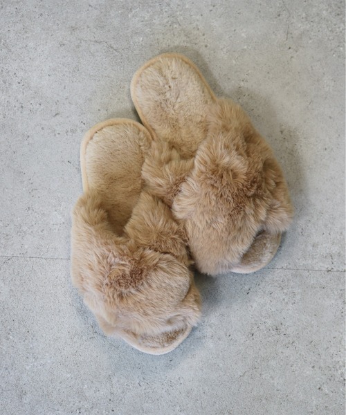 Monocoro toppi（モノコロトッピ）の「クロスバンド ファー もこもこ ルームシューズ サンダル（サンダル・レディース・グレー/アイボリー/モカ/ブルー/ピンク/キャメル・フリー）」の4枚目の写真