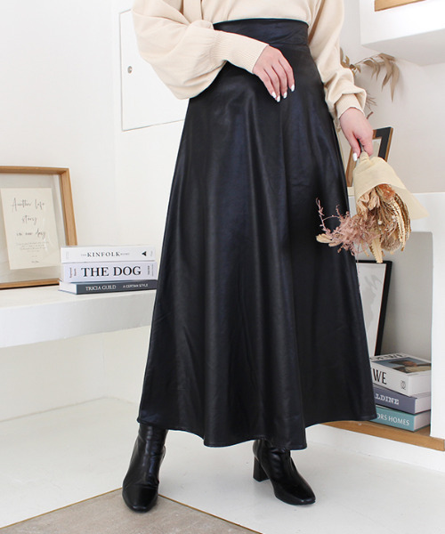 MODE ROBE（モードローブ）の「フェイクレザーフレアスカート（スカート・レディース・ブラック/アイボリー・FREE）」の2枚目の写真