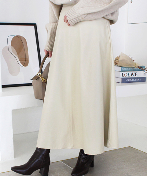 MODE ROBE（モードローブ）の「フェイクレザーフレアスカート（スカート・レディース・ブラック/アイボリー・FREE）」の3枚目の写真