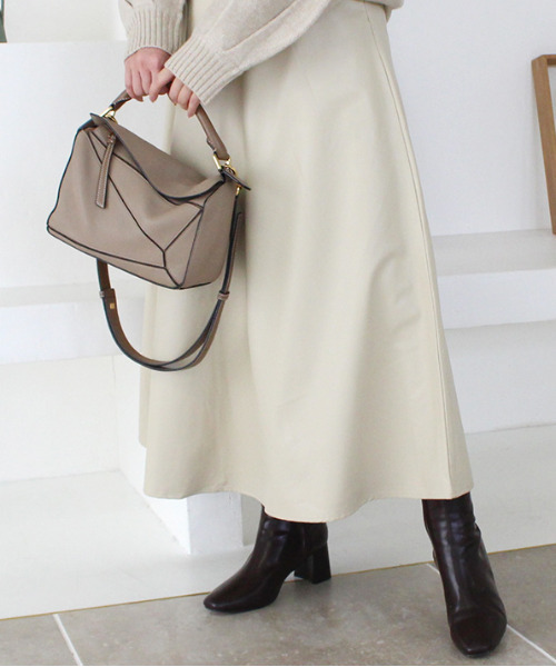 MODE ROBE（モードローブ）の「フェイクレザーフレアスカート（スカート・レディース・ブラック/アイボリー・FREE）」の4枚目の写真