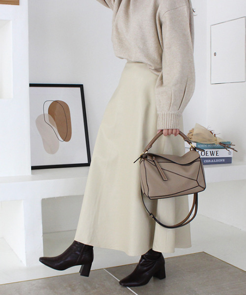 MODE ROBE（モードローブ）の「フェイクレザーフレアスカート（スカート・レディース・ブラック/アイボリー・FREE）」の6枚目の写真