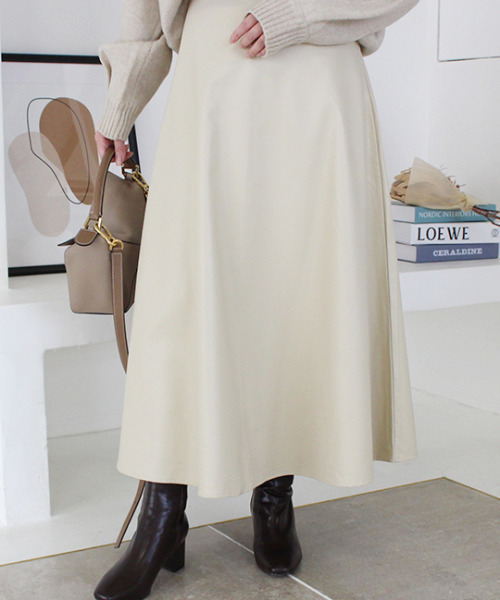 MODE ROBE（モードローブ）の「フェイクレザーフレアスカート（スカート・レディース・ブラック/アイボリー・FREE）」の8枚目の写真