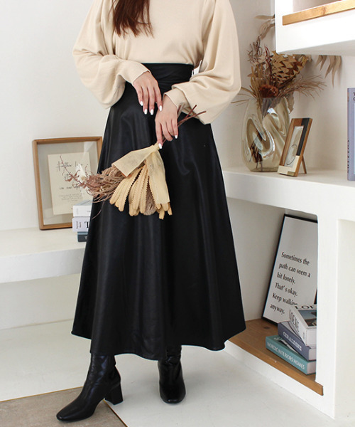 MODE ROBE（モードローブ）の「フェイクレザーフレアスカート（スカート・レディース・ブラック/アイボリー・FREE）」の17枚目の写真