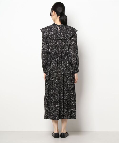 archives(アルシーヴ)の「ケープ衿プリーツワンピース(ワンピース・レディース・ブラック/グリーン/アイボリー・MEDIUM)」の4枚目の写真