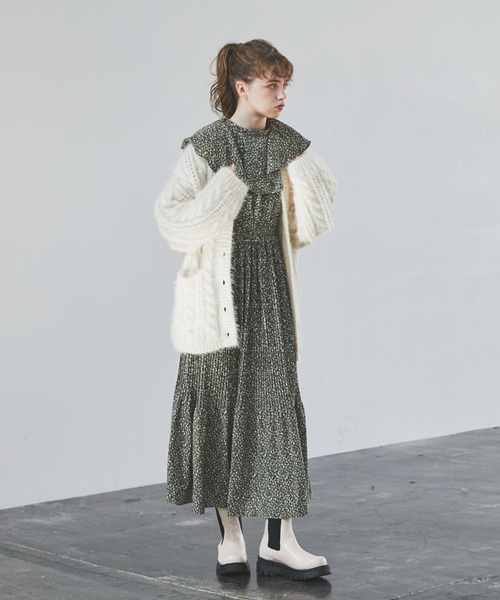 archives(アルシーヴ)の「ケープ衿プリーツワンピース(ワンピース・レディース・ブラック/グリーン/アイボリー・MEDIUM)」の3枚目の写真