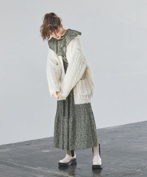 archives(アルシーヴ)の「ケープ衿プリーツワンピース(ワンピース・レディース・ブラック/グリーン/アイボリー・MEDIUM)」の7枚目の写真