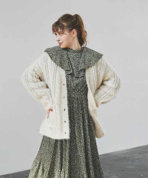 archives(アルシーヴ)の「ケープ衿プリーツワンピース(ワンピース・レディース・ブラック/グリーン/アイボリー・MEDIUM)」の9枚目の写真