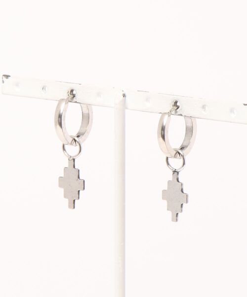 MARCELO BURLON（マルセロ・バーロン）の「【MARCELO BURLON】CROSS PENDANT EARRINGS（ピアス（両耳用）・メンズ・シルバー/ゴールド・F）」の4枚目の写真