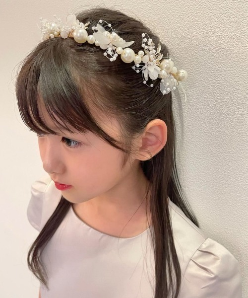 Catherine Cottage（キャサリンコテージ）の「フラワーティアラ リボンカチューシャ（カチューシャ・キッズ・ホワイト・FREE）」の7枚目の写真
