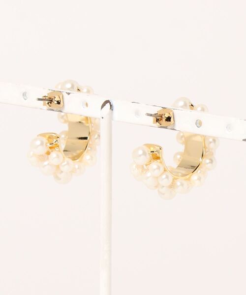 minia(ミニア)の「プチパールのハーフフープピアス(ピアス(両耳用)・レディース・ホワイト・FREE)」の2枚目の写真