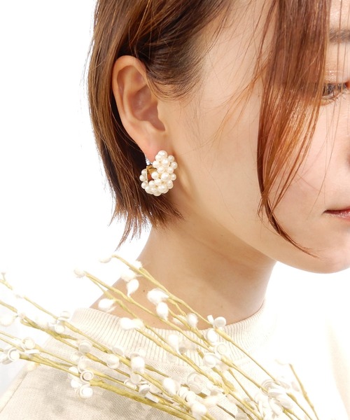 minia(ミニア)の「プチパールのハーフフープピアス(ピアス(両耳用)・レディース・ホワイト・FREE)」の1枚目の写真