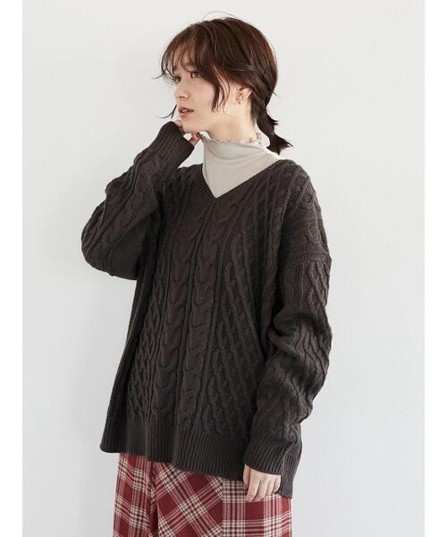 Green　Parks（グリーンパークス）の「Vネックケーブルニットプルオーバー＊（ニット/セーター・レディース・チャコールグレー/ライトグレー/レッド/グリーン/アイボリー/キャメル・FREE）」の2枚目の写真