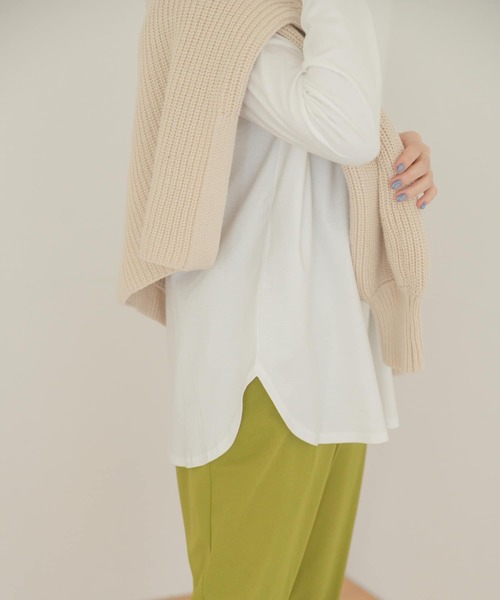 ITEMS URBANRESEARCH(アイテムズ アーバンリサーチ)の「スソラウンドロングTシャツ(Tシャツ/カットソー・レディース・チャコールグレー/ベージュ/オフホワイト・FREE)」の6枚目の写真