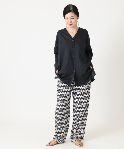 journal standard L'essage(ジャーナルスタンダードレサージュ)の「クレイジーパターン.ムジVネックシャツ◆(シャツ/ブラウス・レディース・ベージュ/ネイビー/ブルー・FREE)」の10枚目の写真